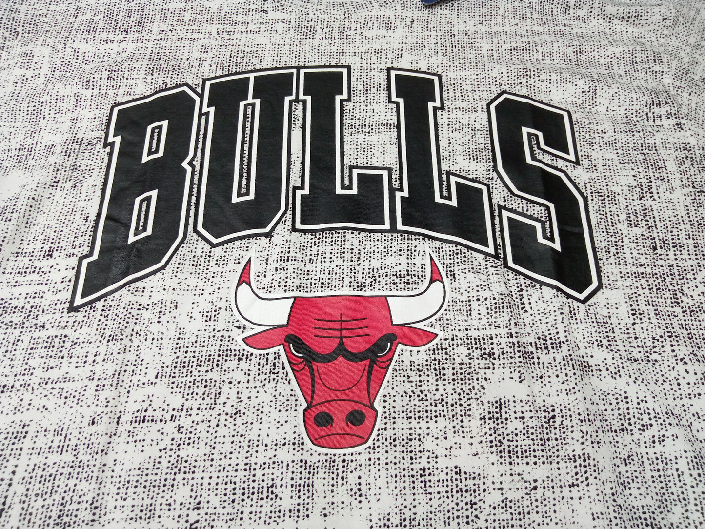 BULLS (White T-Shirt with The NBA Team BULLS Logo Size-L)