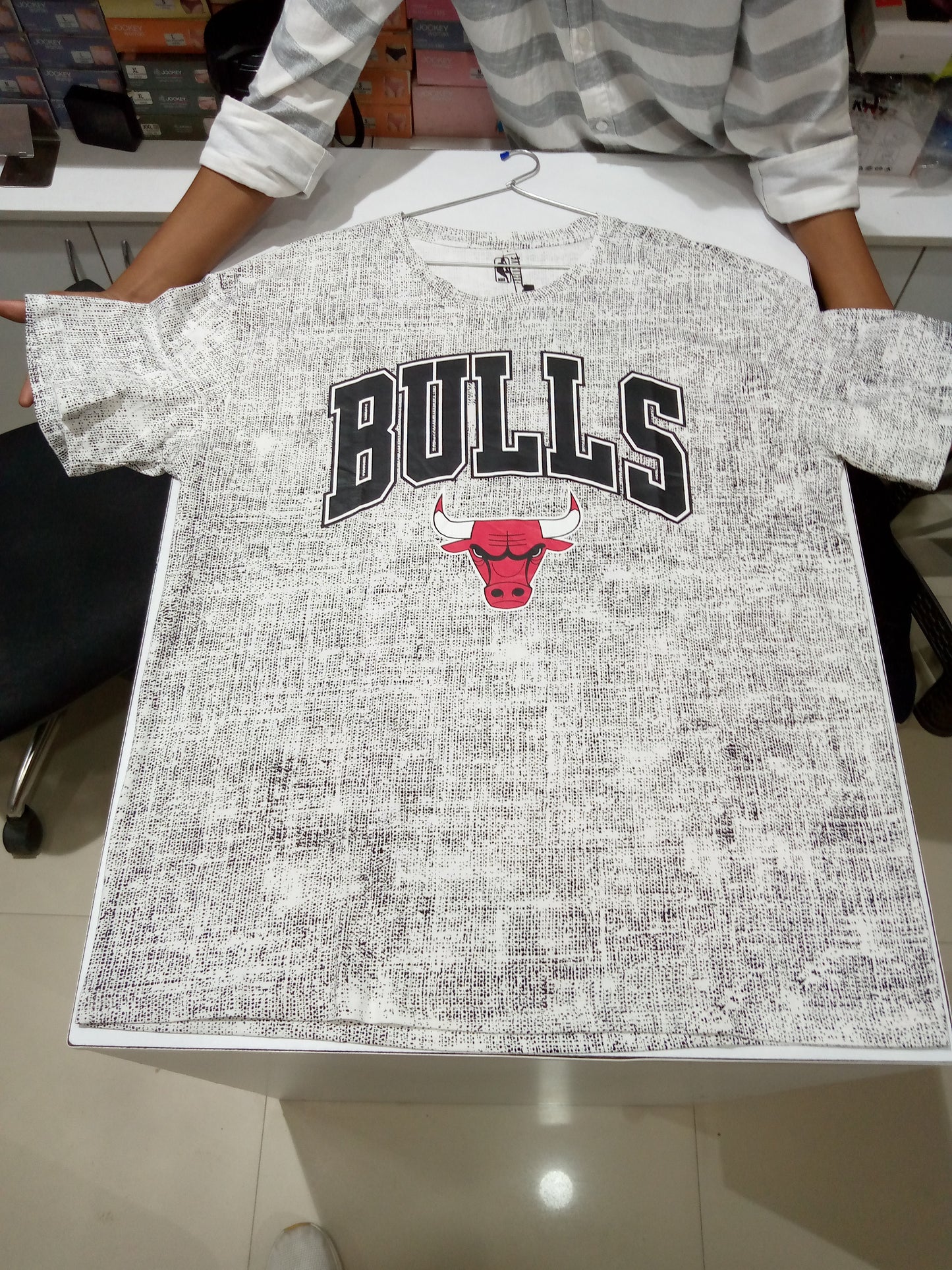 BULLS (White T-Shirt with The NBA Team BULLS Logo Size-L)